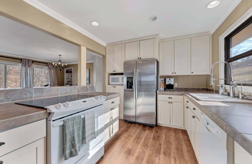 Lowell House | Blueberry Bliss Family Retreat on Beaver Lake near Hickory Creek