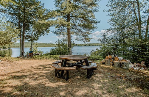 East Dixfield House | Blueberry Point – A Four-Season Lakeside Retreat in Central Maine