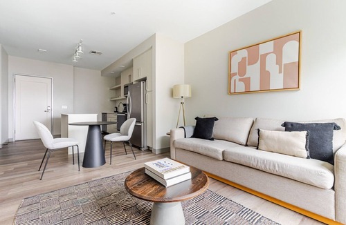 Forest Hills - Woodbourne Apartment | Blueground | Jamaica Plain, AC, gym, nr pond