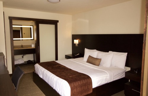 Syracuse Hotel | Boarders Inn & Suites by Cobblestone Hotels - Syracuse