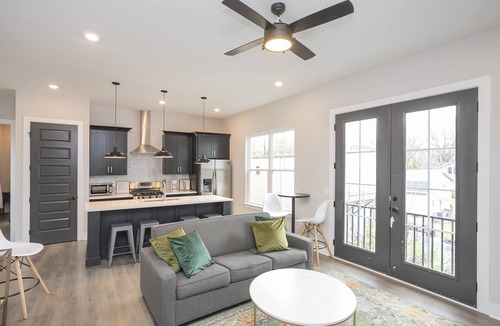 Radnor House | BOHO Boutique Stay |3bd 2ba|10 Minutes to Lower Broadway|