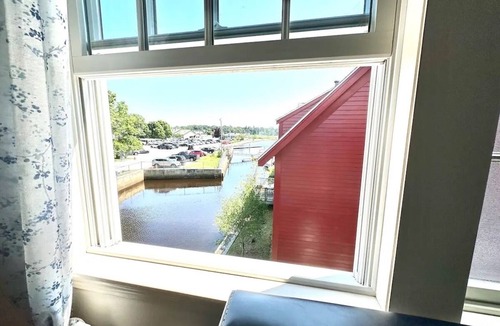Manchester-by-the-Sea Condo | Boo-Bird by The Sea in Downtown Manchester MA