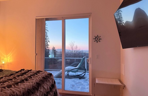 Rabbit Creek Bed & Breakfast | Boreal Sunset Flower Room