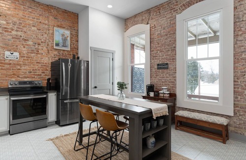 Millersburg Apartment | Boutique 2BR Loft, Soaking Tub & Fireplace