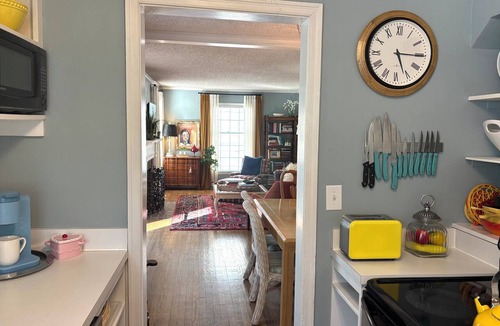 Roeland Park House | Boutique Cottage Near Plaza, Westport & Downtown KC