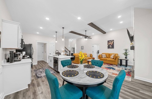 Clarksville House | Brand New Modern Comfort 3BR/2BA Entire House