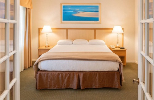 Callender Hotel | Breathtaking Ocean Views! Full Kitchen, Free Parking, Onsite Swimming Pool