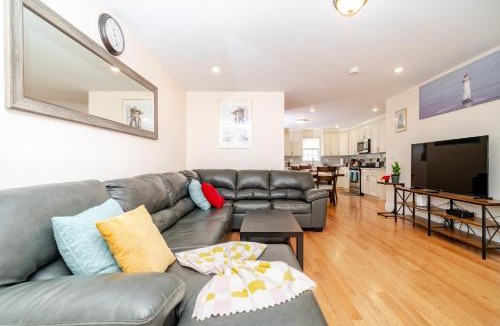 Quincy House | Bright 3BR Quincy Townhouse w Laundry, Bathtub & Near Red Line 41