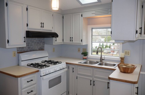 Preston House | Bright 4-bedroom bungalow with AC - with in Strawberry Park Resort Campground