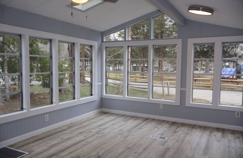 Preston House | Bright 4-bedroom bungalow with AC - with in Strawberry Park Resort Campground
