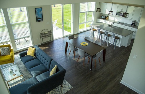 Ocean View House | Bright & Airy House. Child friendly, EV charging, Pool, sauna, gym, kayak+