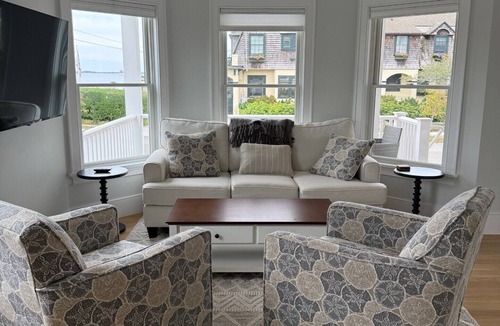 New London House | Bright and airy 4+ bedroom house, steps away from the beach!