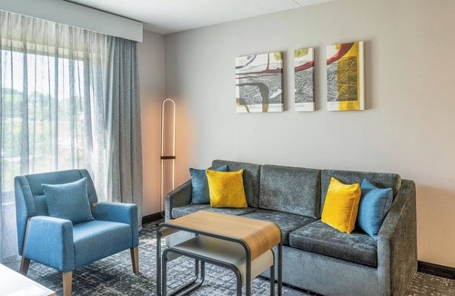 Canonsburg Hotel | Bright and Airy Three King Suites Near Local Dining, Trails & Entertainment