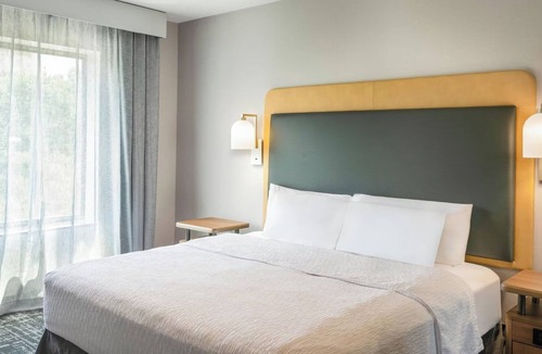 Canonsburg Hotel | Bright and Airy Three King Suites Near Local Dining, Trails & Entertainment