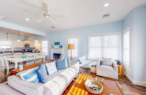 Arundel House | Bright and comfortable 2-level home near the beach w/shared pool, WiFi