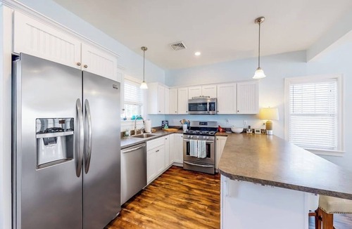 Arundel House | Bright and comfortable 2-level home near the beach w/shared pool, WiFi