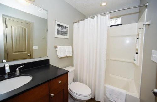 Grandview House | Bright and Quiet 1BR with Kitchen, Backyard and Parking