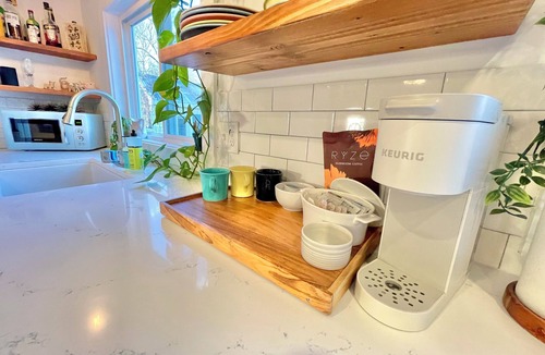 South Eliot House | Bright Bungalow, King-size Bed, Fence-in Backyard–Cool, Cozy & Dog Friendly