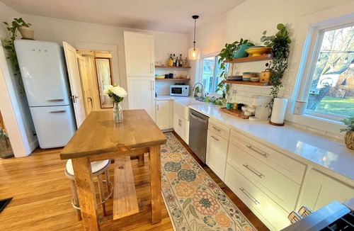 South Eliot House | Bright Bungalow, King-size Bed, Fence-in Backyard–Cool, Cozy & Dog Friendly
