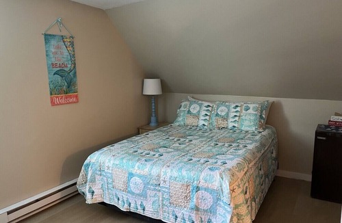 Old Orchard Beach Bed & Breakfast | Bright Character Studio Near the Beach with Outdoor Seating & Parking