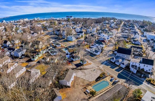 Old Orchard Beach Bed & Breakfast | Bright Character Studio Near the Beach with Outdoor Seating & Parking