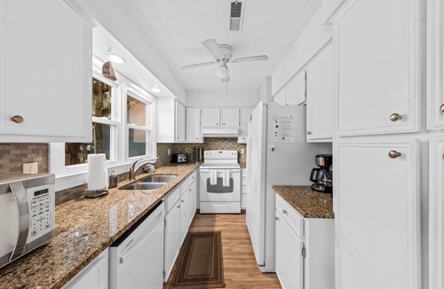 Tarpon Pond Cottage | Bright Cottage! Bike to Beaches! Sleeps 8! Amenity access included! 2 dogs allowed