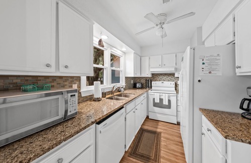 Tarpon Pond Cottage | Bright Cottage! Bike to Beaches! Sleeps 8! Amenity access included! 2 dogs allowed