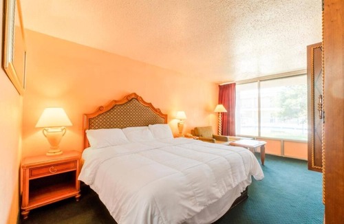 Lawton Hotel | Bright King Room w/Seasonal Pool – Affordable Comfort Near Lawton Hotspots
