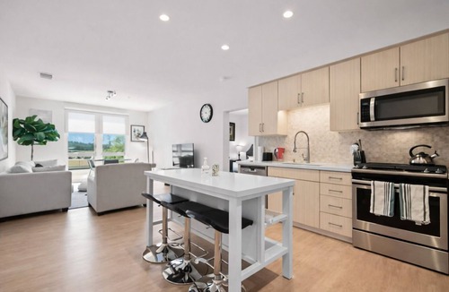Irvine Apartment | Bright Luxury 2BR Retreat with Pool in Irvine