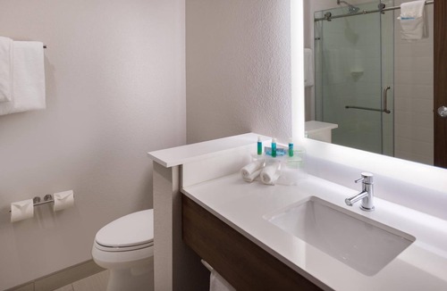 Fort Worth Hotel | Bright Modern King Room for Solo Travelers or Couples' Getaway Near Fort Worth