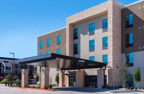 Fort Worth Hotel | Bright Modern King Room for Solo Travelers or Couples' Getaway Near Fort Worth