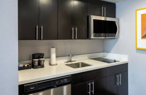 Canonsburg Hotel | Bright & Modern Two-Queen Studio Trio – Great for Family or Work Trips