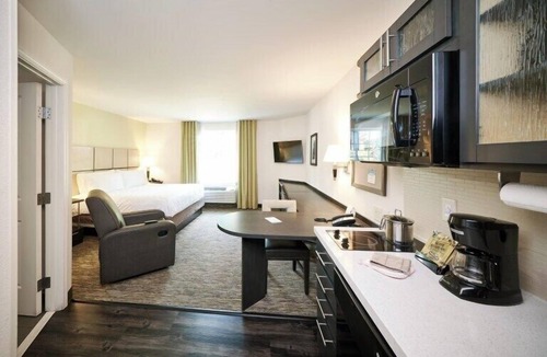 Anaheim Resort Hotel | Bright Studio Near Disneyland w/Full Kitchen | Pet-Friendly