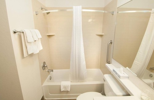 Anaheim Resort Hotel | Bright Studio Near Disneyland w/Full Kitchen | Pet-Friendly