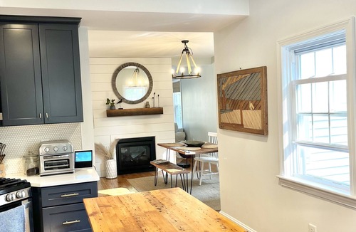 Newburyport Condo | Bright Townhouse Near Downtown Newburyport