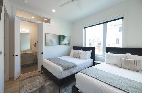 Katie Hill Neighborhood Apartment | Broadway Breakaway I Rooftop Hot Tub