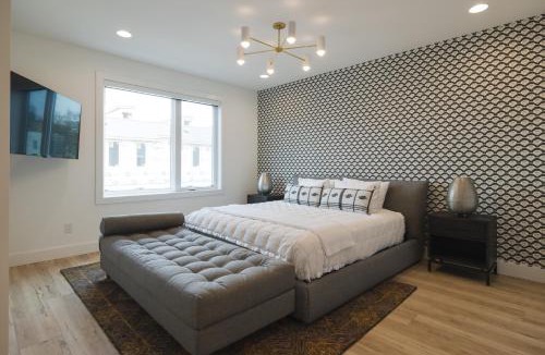 Katie Hill Neighborhood Apartment | Broadway Breakaway I Rooftop Hot Tub