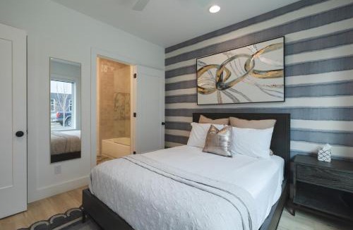 Katie Hill Neighborhood Apartment | Broadway Breakaway I Rooftop Hot Tub