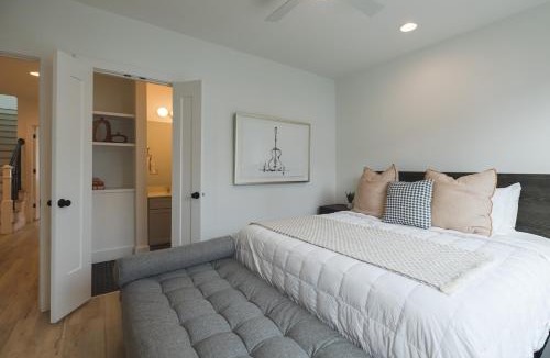 Katie Hill Neighborhood Apartment | Broadway Breakaway I Rooftop Hot Tub