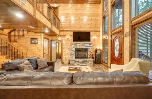 Golden House | Broken Bow Cabin on 1 Acre w/Hot Tub & Fire Pit!