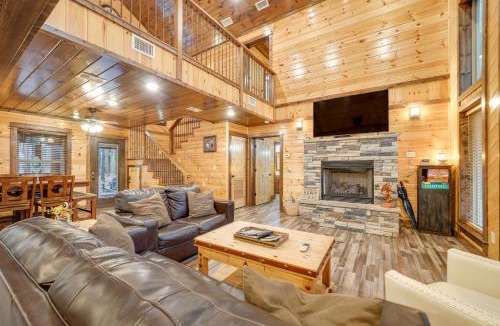 Golden House | Broken Bow Cabin on 1 Acre w/Hot Tub & Fire Pit!