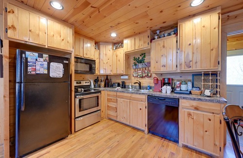 Broken Bow Cabin | Broken Bow Cabin w/Hot Tub & Fire Pit, Near Lake!