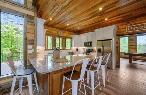 Golden Cabin | Broken Bow Getaway: Hot Tub, Fire Pit & Games!