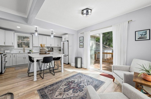 South Kansas City House | Brookside Nest Chic Getaway by UMKC & Plaza w/Deck