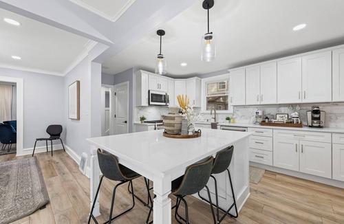 South Kansas City House | Brookside Nest Chic Getaway by UMKC & Plaza w/Deck