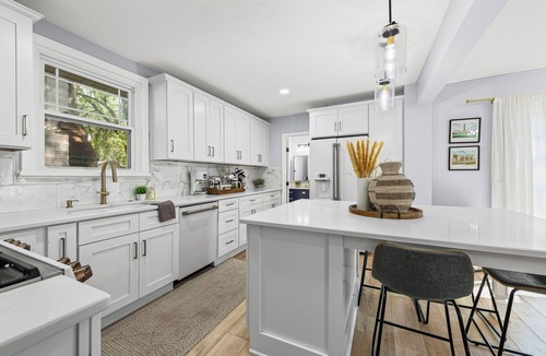South Kansas City House | Brookside Nest Chic Getaway by UMKC & Plaza w/Deck