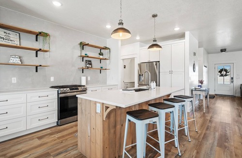 Panguitch Hotel | Bryce View Retreat | 30min to Bryce Canyon | Mtn Views