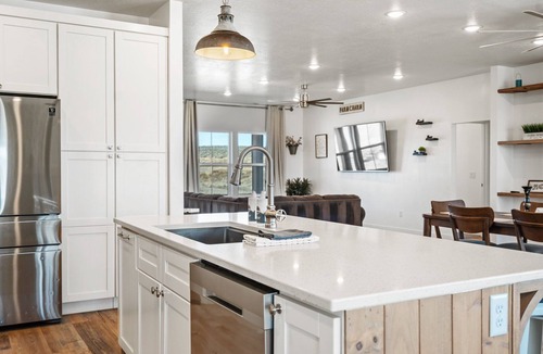Panguitch Hotel | Bryce View Retreat | 30min to Bryce Canyon | Mtn Views