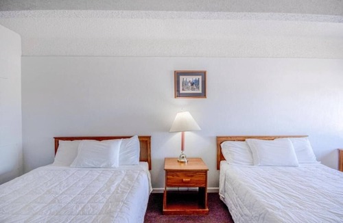 Osborne Hotel | Budget 4-Room Stay w/2 Queen Beds + Essentials – Ideal Osborne Roadtrip