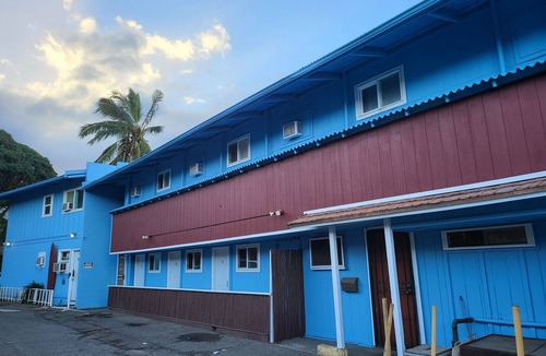 Wailuku Apartment | Budget Downtown Studio-I w/Queen Bed, Micro-Kitchen AC, WIFI & 4 free Streamers